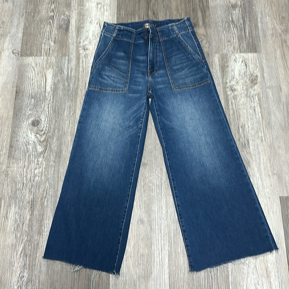 Kut NWOT wide leg raw edge cropped jean size 2
